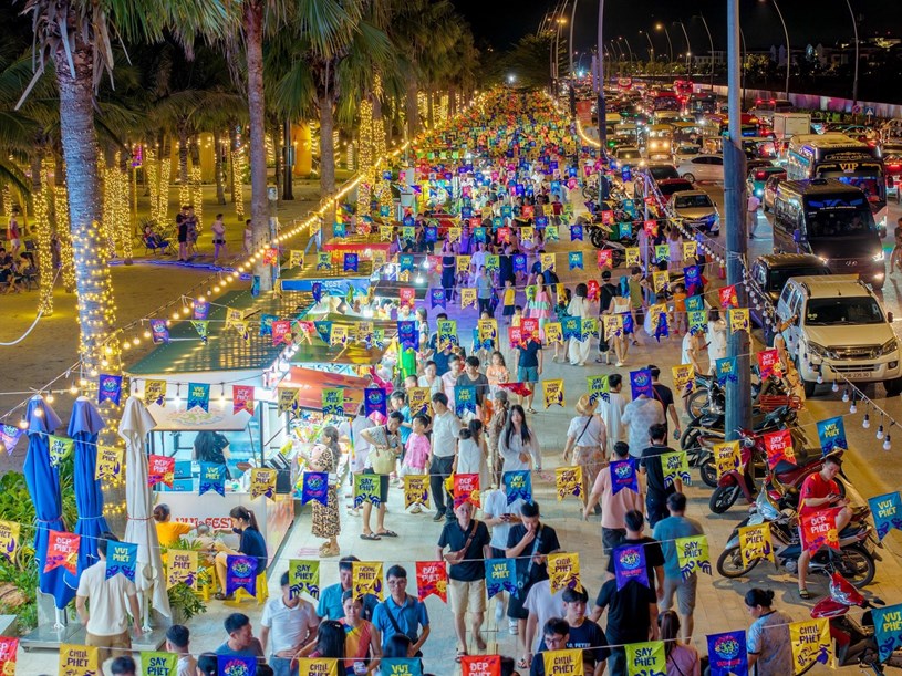 Chợ đ&ecirc;m VUI-Fest g&oacute;p phần tạo kh&ocirc;ng kh&iacute; s&ocirc;i động về đ&ecirc;m cho B&atilde;i Ch&aacute;y v&agrave; Sun Elite City. Ảnh: AD &nbsp;