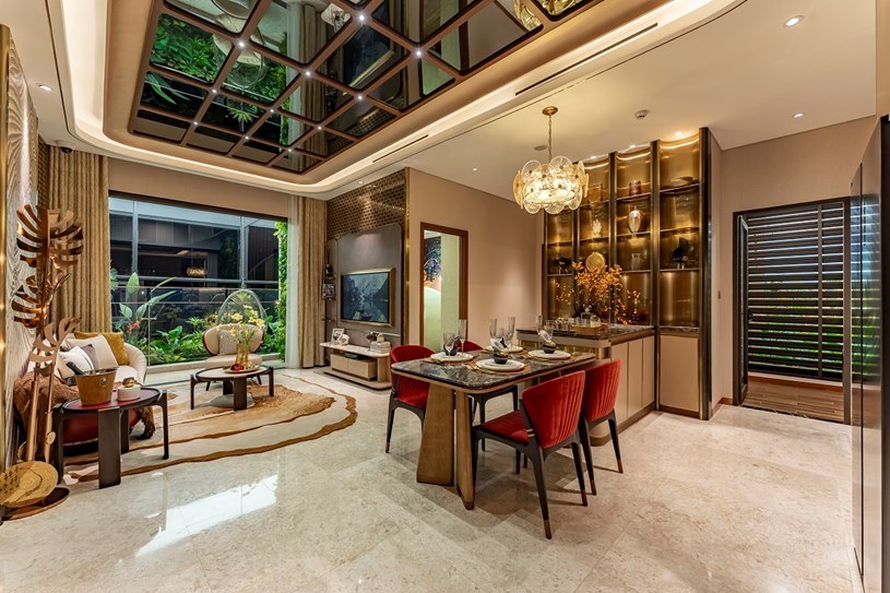 Căn hộ 2 ph&ograve;ng ngủ được thiết kế ph&ugrave; hợp với nhịp sống của một gia đ&igrave;nh trẻ hiện đại, một ch&uacute;t c&aacute; t&iacute;nh nhưng đầm ấm. Kh&ocirc;ng gian bếp, b&agrave;n ăn v&agrave; ph&ograve;ng kh&aacute;ch được kết nối liền mạch, tạo n&ecirc;n một khu vực sinh hoạt chung rộng tho&aacute;ng, ấm c&uacute;ng.