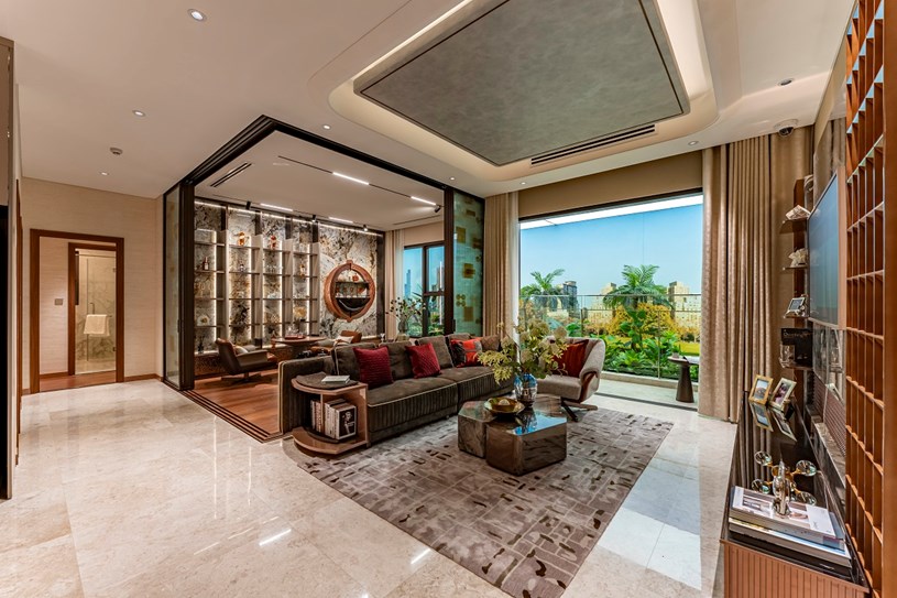 Lấy cảm hứng thiết kế từ một thương hiệu thời trang h&agrave;ng đầu nước Ph&aacute;p, kết hợp h&agrave;i h&ograve;a giữa những đường n&eacute;t thiết kế đương đại v&agrave; họa tiết trang tr&iacute; &Aacute; Đ&ocirc;ng, căn hộ 3 ph&ograve;ng ngủ n&ecirc;u bật phong c&aacute;ch xa xỉ, vốn d&agrave;nh cho c&aacute;c gia đ&igrave;nh th&agrave;nh đạt.