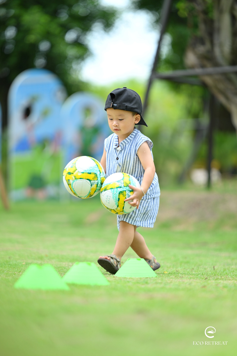 Trẻ chơi giữa thi&ecirc;n nhi&ecirc;n một c&aacute;ch kh&eacute;o l&eacute;o, s&aacute;ng tạo