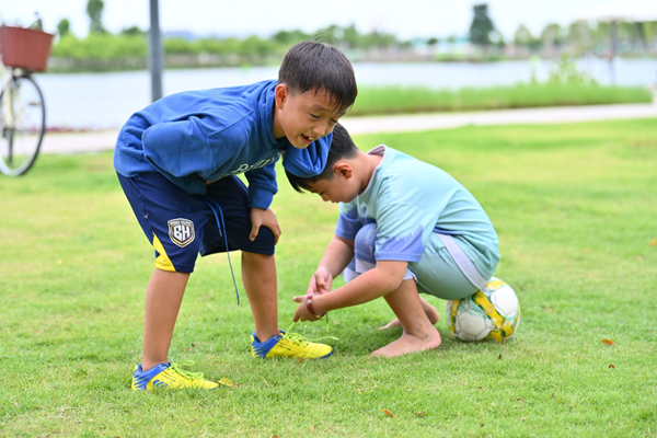 Vận động thể thao ngo&agrave;i giờ học gi&uacute;p n&acirc;ng tầm v&oacute;c trẻ. Ảnh: Phong Anh