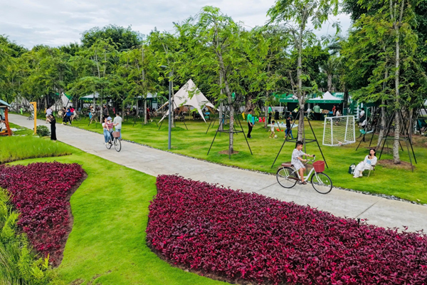 Kh&ocirc;ng gian xanh, khuyến kh&iacute;ch người lớn, trẻ nhỏ ra ngo&agrave;i, hạn chế thời gian d&ugrave;ng thiết bị điện tử. Ảnh: Phong Anh