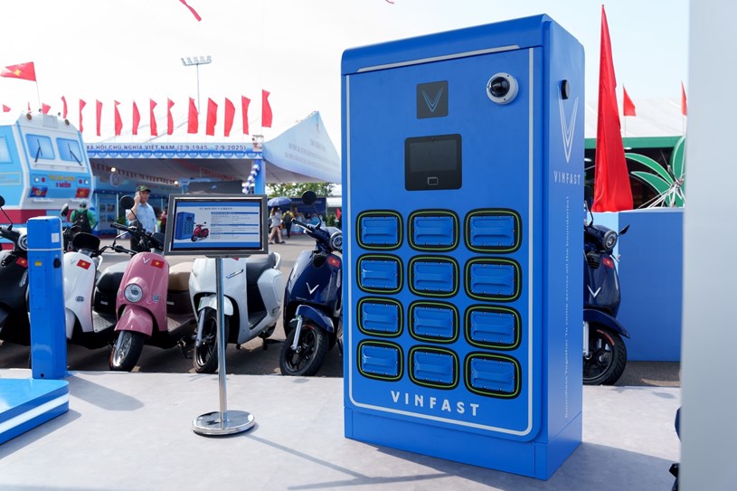 VinFast g&#226;y “cho&#225;ng” tại Trung t&#226;m Triển l&#227;m Việt Nam bằng d&#224;n xe “khủng”: Bộ đ&#244;i Lạc Hồng 900 LX tạo ấn tượng mạnh - Ảnh 8