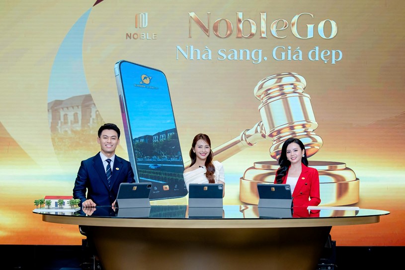 MC - Diễn viên Huyền Trang (giữa) ấn tượng với Sunshine Legend City - dự án đặc biệt phù hợp cho người trẻ hiện nay  