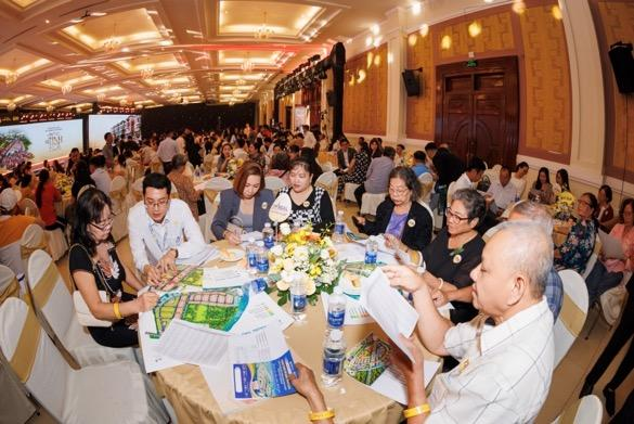 Không khí “chốt đơn” T&T Homes Elite Rivera sôi động kéo dài xuyên trưa.