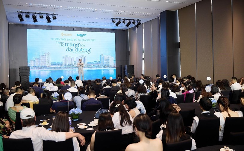 Gần 200 kh&aacute;ch mời c&oacute; mặt tại sự kiện giới thiệu Blanca City tại Sun Gallery Tay Ho&nbsp;&nbsp;