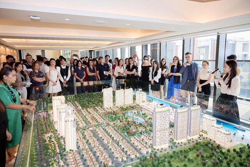 Kh&aacute;ch mời trải nghiệm sa b&agrave;n v&agrave; lắng nghe thuyết tr&igrave;nh tổng quan về Blanca City
