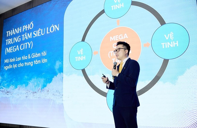 Đại diện Sun Property thuyết tr&igrave;nh về d&ograve;ng sản phẩm mới tại hai th&aacute;p Blanca 6,7&nbsp;