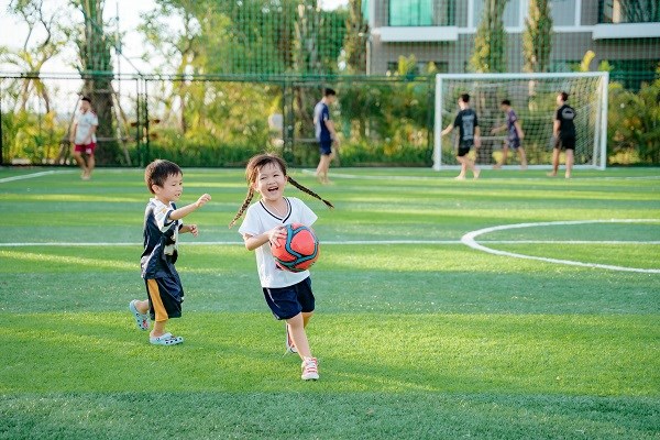 Trẻ vui chơi, vận động trong khu&ocirc;n vi&ecirc;n xanh của đại đ&ocirc; thị xanh lớn nhất Nghệ An