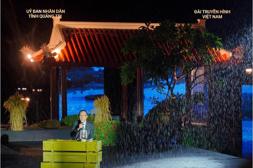 &ldquo;C&aacute;c anh chị ơi, Long Đại giờ đẹp lắm. C&aacute;c bến ph&agrave; đều rất y&ecirc;n b&igrave;nh, tất cả mọi người đều nhớ, đều biết ơn c&aacute;c anh chị nhiều lắm&hellip;&rdquo;, MC Lại Văn S&acirc;m khiến người xem lặng đi với lời chia sẻ đầy x&uacute;c động. Ảnh: VTV