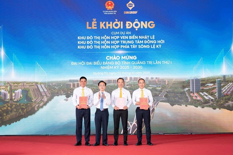 L&atilde;nh đạo tỉnh Quảng Trị trao chứng nhận nh&agrave; đầu tư đối với Tập đo&agrave;n Sun Group.Ảnh: Sun Group.