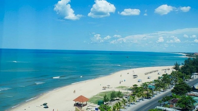 Đồng Hới nổi tiếng với biển xanh, c&aacute;t trắng v&agrave; h&agrave;ng loạt địa điểm du lịch g&oacute;p phần th&uacute;c đẩy du lịch ph&aacute;t triển bền vững