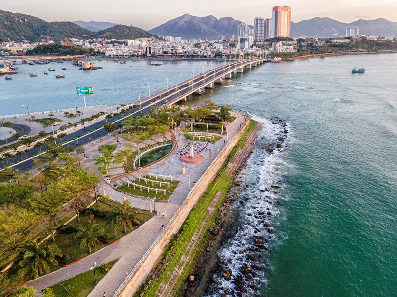 Cầu Trần Ph&uacute; bắc qua s&ocirc;ng C&aacute;i tại TP Nha Trang.&nbsp;Ảnh: Khoa Trần