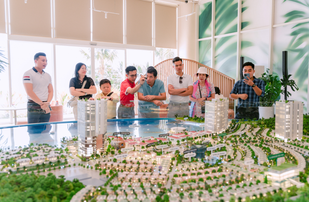 Kh&aacute;ch h&agrave;ng tham quan dự &aacute;n, văn ph&ograve;ng b&aacute;n h&agrave;ng v&agrave; trải nghiệm nh&agrave; mẫu La Ti&ecirc;n Villa