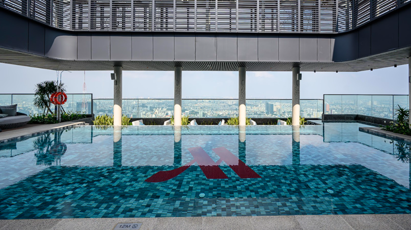 Kh&ocirc;ng gian như resort tại t&ograve;a Lake dự &aacute;n Grand Marina, Saigon, với Hồ bơi ngo&agrave;i trời 143m2 c&ugrave;ng Sun Lounge tắm nắng chuẩn Marriott. &nbsp;