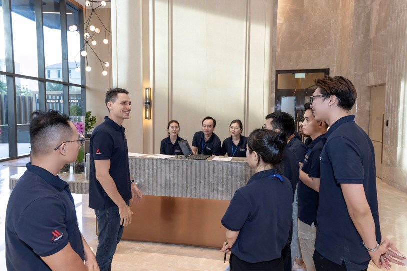 Nhằm đ&aacute;p ứng trải nghiệm sống chuẩn kh&aacute;ch sạn 5 sao, c&aacute;c quản gia Marriott tại Grand Marina Saigon được đ&agrave;o tạo hơn 250 giờ bồi dưỡng chuy&ecirc;n m&ocirc;n mỗi năm. &nbsp;