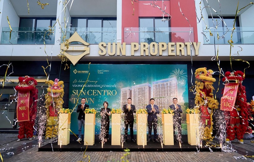 Đại diện Sun Property (th&agrave;nh vi&ecirc;n Sun Group) cắt băng khai trương&nbsp;nh&agrave; mẫu Sun Centro Town v&agrave; văn ph&ograve;ng b&aacute;n h&agrave;ng Sun Gallery Hạ Long. Ảnh: Sun Property.