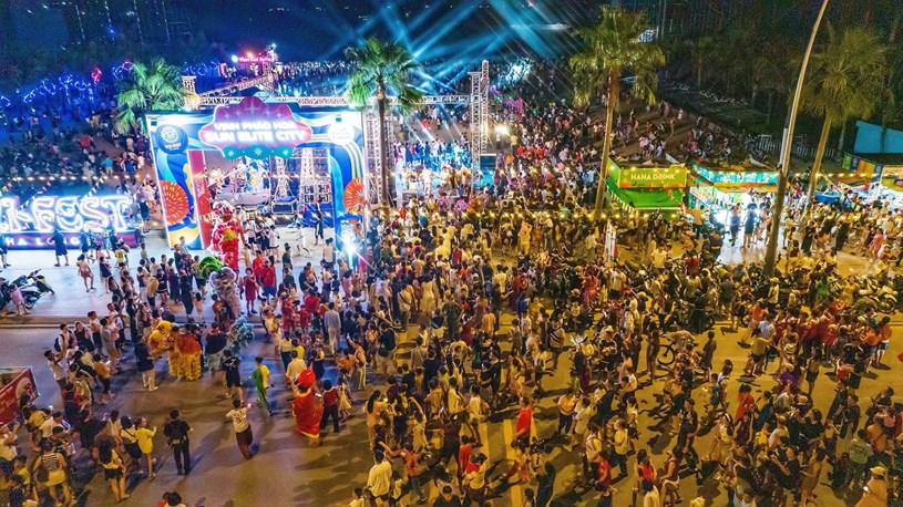 Chợ đ&ecirc;m VUI-Fest &ndash; điểm đến kh&ocirc;ng thể bỏ lỡ với du kh&aacute;ch khi đến với B&atilde;i Ch&aacute;y.&nbsp;Ảnh: &Aacute;nh Dương