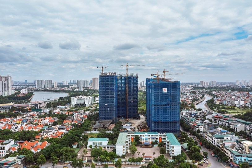 Dự &aacute;n Hanoi Melody Residences đ&atilde; cất n&oacute;c t&ograve;a đầu ti&ecirc;n, đặc biệt rất gần c&aacute;c trường học. Ảnh: HMR