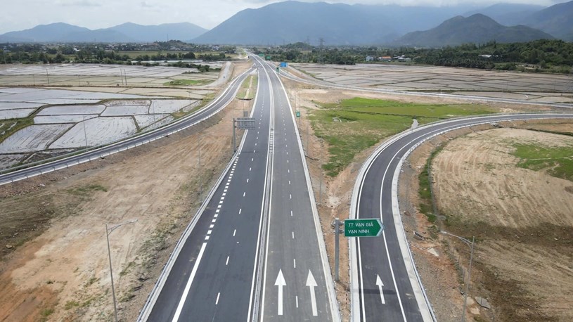 Hạ tầng kết nối gi&uacute;p Nha Trang bứt ph&aacute;, trở th&agrave;nh &ldquo;điểm đến chiến lược&rdquo; của Nam Trung Bộ. Ảnh: Cao tốc V&acirc;n Phong - Nha Trang