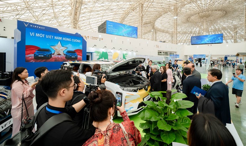 VinFast trở th&#224;nh t&#226;m điểm tại Tuần lễ C&#244;ng nghiệp v&#224; C&#244;ng nghệ Việt Nam 2025 với loạt xe điện ho&#224;nh tr&#225;ng - Ảnh 1