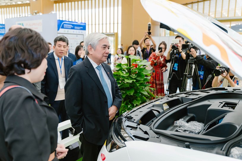 VinFast trở th&#224;nh t&#226;m điểm tại Tuần lễ C&#244;ng nghiệp v&#224; C&#244;ng nghệ Việt Nam 2025 với loạt xe điện ho&#224;nh tr&#225;ng - Ảnh 2