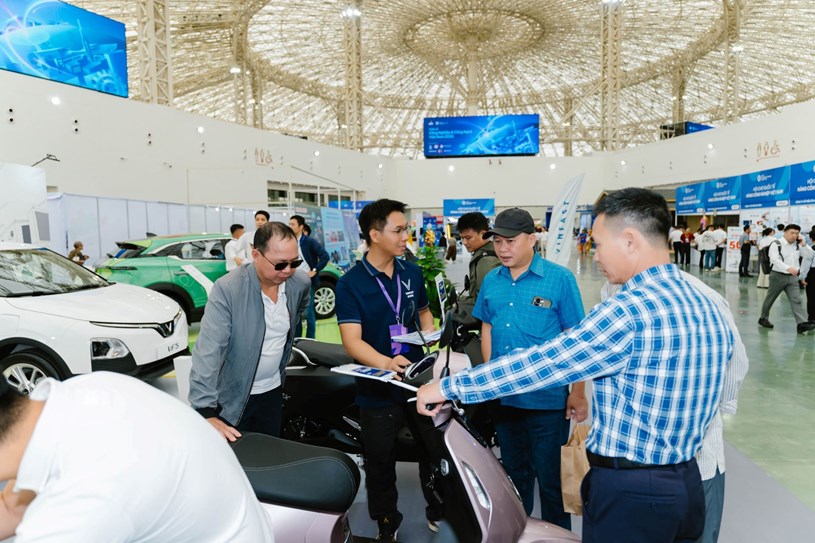 VinFast trở th&#224;nh t&#226;m điểm tại Tuần lễ C&#244;ng nghiệp v&#224; C&#244;ng nghệ Việt Nam 2025 với loạt xe điện ho&#224;nh tr&#225;ng - Ảnh 4