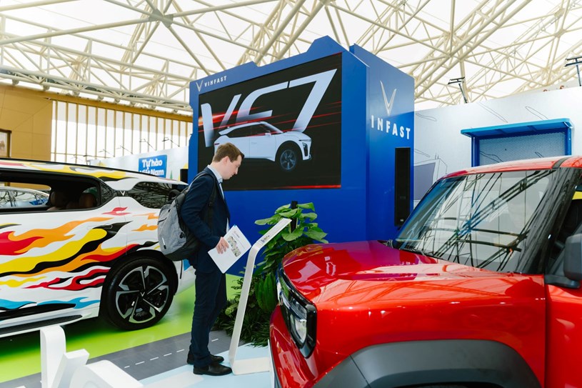 VinFast trở th&#224;nh t&#226;m điểm tại Tuần lễ C&#244;ng nghiệp v&#224; C&#244;ng nghệ Việt Nam 2025 với loạt xe điện ho&#224;nh tr&#225;ng - Ảnh 5