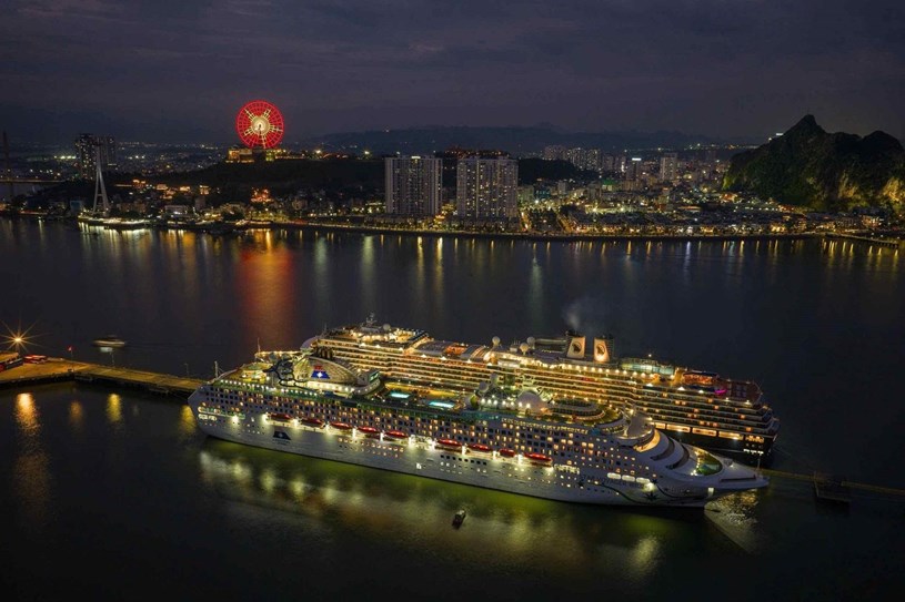 Cảng t&agrave;u quốc tế Hạ Long đ&oacute;n h&agrave;ng ngh&igrave;n lượt kh&aacute;ch quốc tế đến B&atilde;i Ch&aacute;y mỗi năm, mở ra cơ hội đầu tư lưu tr&uacute; cho c&aacute;c chủ căn hộ. Ảnh: &Aacute;nh Dương.