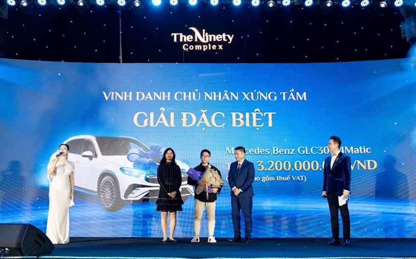 Đại diện ROX Signature trao giải đặc biệt cho kh&aacute;ch h&agrave;ng may mắn