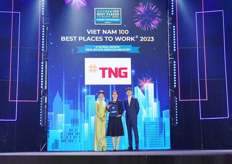 B&agrave; Cao Thị V&acirc;n Anh, Gi&aacute;m đốc nh&acirc;n sự TNG Holdings Vietnam l&ecirc;n nhận giải thưởng &ldquo;Nơi l&agrave;m việc tốt nhất Việt Nam 2023&rdquo; &nbsp;