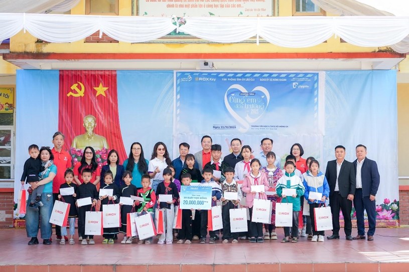 ROX Group v&agrave; ROX Key cũng vừa trao 4 ng&ocirc;i nh&agrave; t&igrave;nh nghĩa, 2 c&ocirc;ng tr&igrave;nh vệ sinh, 20 học bổng v&agrave; h&agrave;ng ng&agrave;n quyển vở, đồ d&ugrave;ng học tập tại x&atilde; Hưng Kh&aacute;nh, L&agrave;o Cai.
