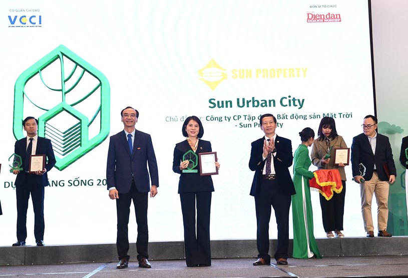 B&agrave; Trịnh Kim Ngần, Gi&aacute;m đốc Kinh doanh Sun Property nhận chứng nhận &ldquo;Dự &aacute;n đ&aacute;ng sống&rdquo; cho Sun Urban City H&agrave; Nam &nbsp;