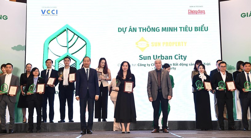 B&agrave; Nguyễn Kiều Anh, Gi&aacute;m đốc Marketing v&agrave; R&amp;D Sun Property nhận chứng nhận &ldquo;Dự &aacute;n th&ocirc;ng minh ti&ecirc;u biểu&rdquo; cho Sun Urban City H&agrave; Nam. &nbsp;