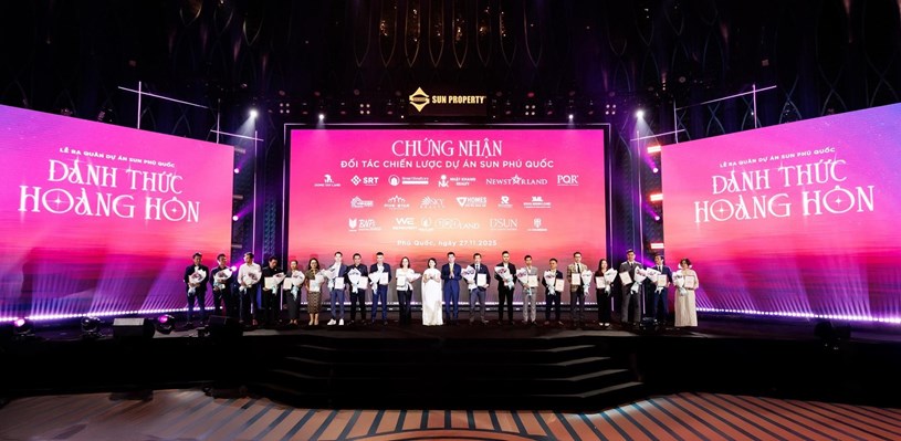 Đại diện Sun Property trao chứng nhận ph&acirc;n phối dự &aacute;n cho c&aacute;c đối t&aacute;c chiến lược. Ảnh: &Aacute;nh Dương.