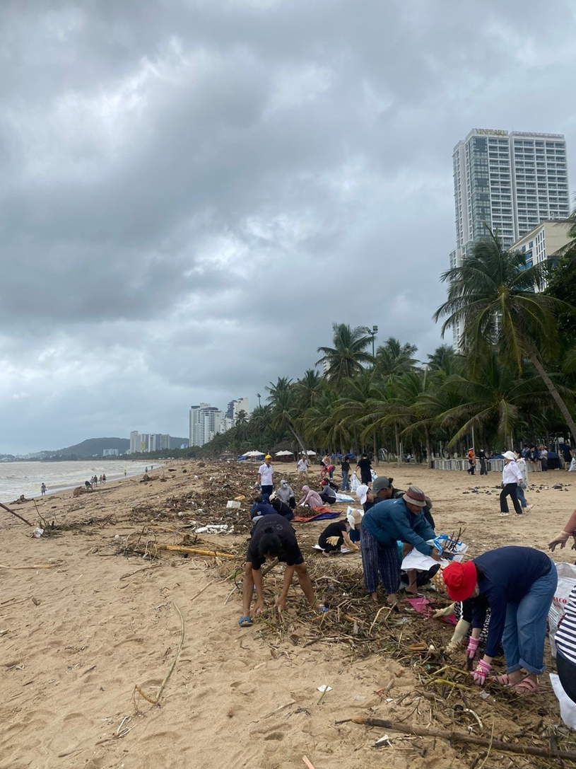 S&aacute;ng 23 &ndash; 24/11, Tập thể c&ocirc;ng ty cổ phần VGE (Nh&agrave; h&aacute;t Đ&oacute;) c&ugrave;ng chung tay l&agrave;m sạch b&atilde;i biển Nha Trang sau lũ.