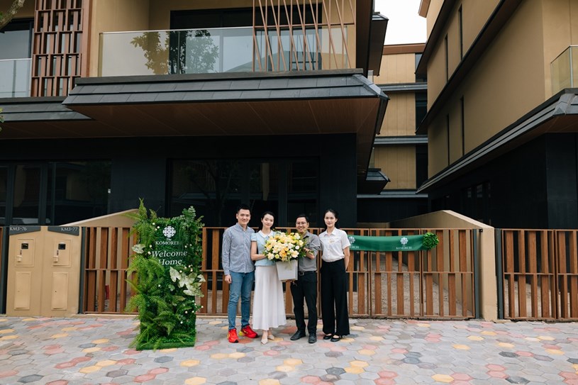 Những chủ nh&acirc;n đầu ti&ecirc;n của khu biệt thự The Komorebi kh&ocirc;ng giấu được niềm vui khi nhận nh&agrave;