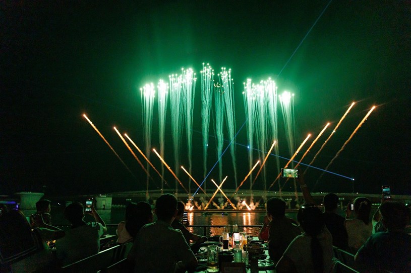 Ph&uacute; Quốc ch&agrave;o đ&oacute;n c&aacute;c vị kh&aacute;ch qu&yacute; bằng c&aacute;c show diễn nghệ thuật gi&agrave;u cảm x&uacute;c. Ảnh: &Aacute;nh Dương.