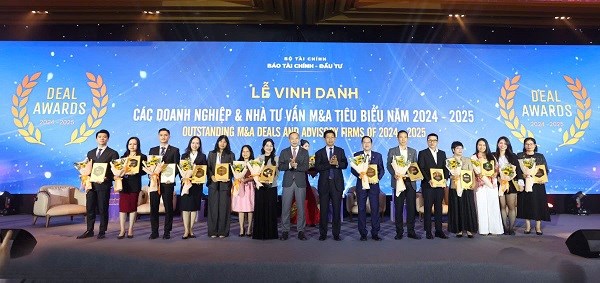 Thứ trưởng Bộ T&agrave;i ch&iacute;nh Trần Quốc Phương v&agrave; Tổng Bi&ecirc;n tập B&aacute;o T&agrave;i ch&iacute;nh - Đầu tư Phạm Văn Ho&agrave;nh trao hoa v&agrave; Kỷ niệm chương cho c&aacute;c đơn vị được vinh danh tại Diễn đ&agrave;n.