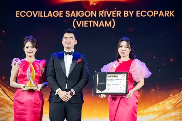 Đại diện nh&agrave; s&aacute;ng lập Ecopark- chủ đầu tư Ecovillage Saigon River nhận giải thưởng Khu đ&ocirc; thị Thiết kế quy hoạch tổng thể tốt nhất ch&acirc;u &Aacute;.