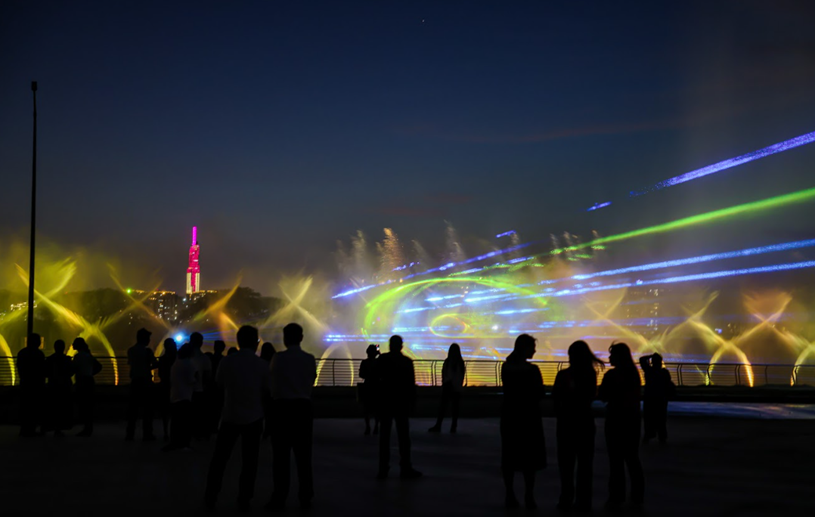 Người d&acirc;n sẽ được thưởng thức bữa tiệc ph&aacute;o hoa giao thừa k&eacute;o d&agrave;i 15 ph&uacute;t, tr&igrave;nh diễn tr&ecirc;n nền nhạc nước tại The Global City. &nbsp;