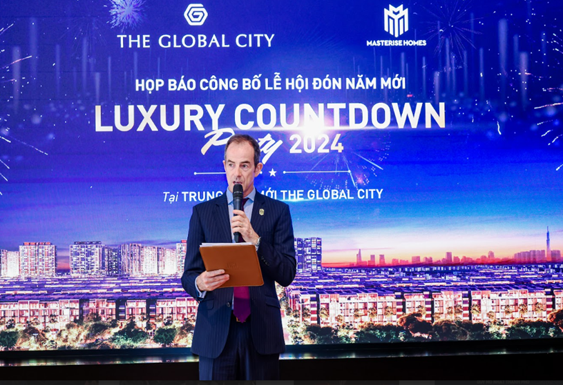 &Ocirc;ng Julian Wyatt, CEO Masterise Property Management ph&aacute;t biểu tại họp b&aacute;o c&ocirc;ng bố Luxury Countdown Party 2024.