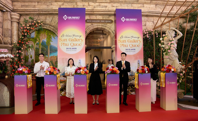 Đại diện Sun Property cắt băng khai trương&nbsp;văn ph&ograve;ng b&aacute;n h&agrave;ng Sun Gallery Phu Quoc. Ảnh: &Aacute;nh Dương