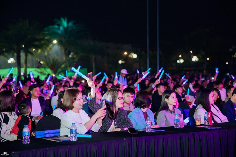 Qua &ldquo;T&igrave;nh kh&uacute;c Gi&aacute;ng sinh&rdquo;, ROX Living thể hiện định hướng ph&aacute;t triển khu đ&ocirc; thị kh&ocirc;ng chỉ qua hạ tầng đồng bộ, tiện &iacute;ch nội khu phong ph&uacute; m&agrave; c&ograve;n x&acirc;y dựng cộng đồng cư d&acirc;n sống chất nhờ c&aacute;c hoạt động văn h&oacute;a n&acirc;ng cao đời sống tinh thần cho cư d&acirc;n v&agrave; người d&acirc;n địa phương.