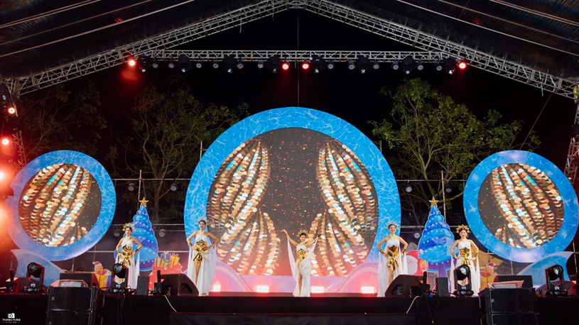 C&aacute;c nghệ sĩ lần lượt mang đến những tiết mục đa sắc m&agrave;u, từ những bản t&igrave;nh ca s&acirc;u lắng đến những điệu nhảy s&ocirc;i động