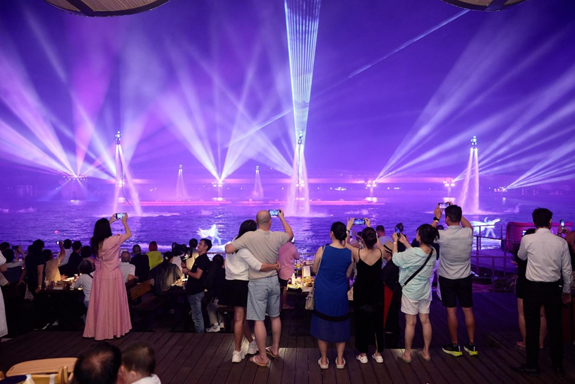 Ph&uacute; Quốc ch&agrave;o đ&oacute;n c&aacute;c vị kh&aacute;ch qu&yacute; bằng show diễn nghệ thuật gi&agrave;u cảm x&uacute;c. Ảnh: &Aacute;nh Dương.