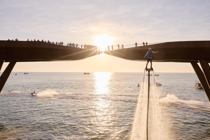 C&aacute;c vị kh&aacute;ch ngắm ho&agrave;ng h&ocirc;n, thưởng thức nghệ thuật tại Cầu H&ocirc;n &ndash; c&ocirc;ng tr&igrave;nh biểu tượng Sun Group kiến tạo tại Ph&uacute; Quốc. Ảnh: &Aacute;nh Dương