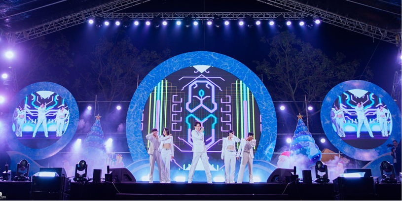 Sự xuất hiện của ca sĩ Đan Trường khiến kh&aacute;n giả nhiều thế hệ x&uacute;c động khi những giai điệu quen thuộc vang l&ecirc;n giữa kh&ocirc;ng gian đ&ocirc; thị mới.