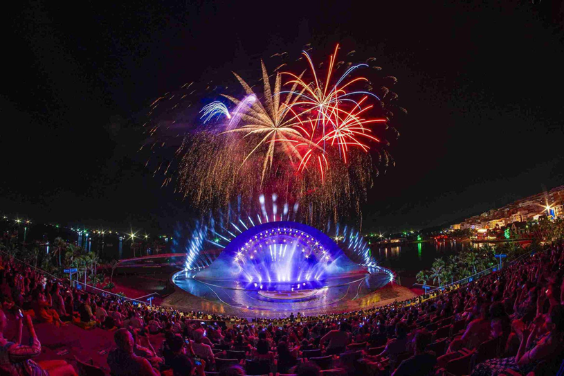 Ph&uacute; Quốc đang trở th&agrave;nh h&ograve;n đảo của những điều &ldquo;duy nhất&rdquo; như h&ograve;n đảo duy nhất c&oacute; 2 m&agrave;n tr&igrave;nh diễn ph&aacute;o hoa mỗi đ&ecirc;m.