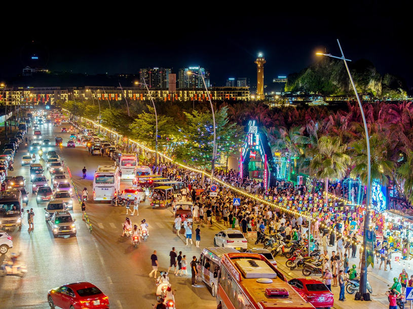 Người d&acirc;n B&atilde;i Ch&aacute;y thường xuy&ecirc;n được tận hưởng bầu kh&ocirc;ng kh&iacute; lễ hỗi 24/7. Ảnh: &Aacute;nh Dương.